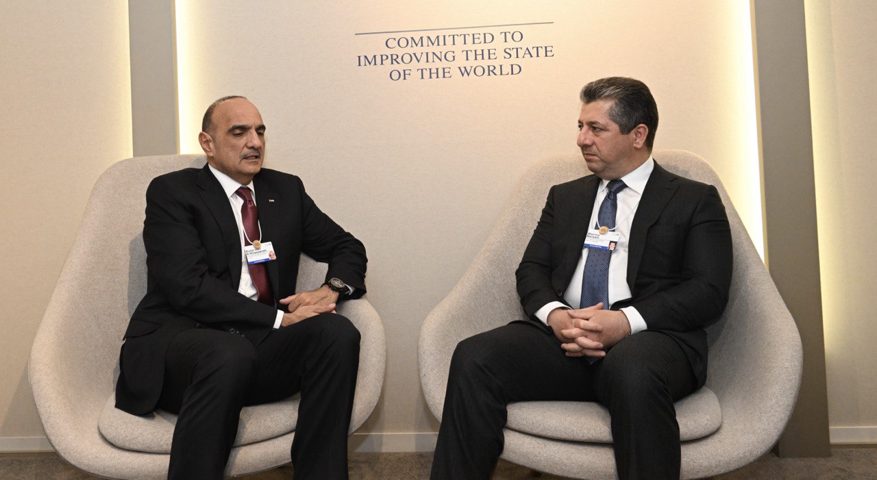 رئيس الوزراء يتفقد مشاريع حيوية في معان والكرك