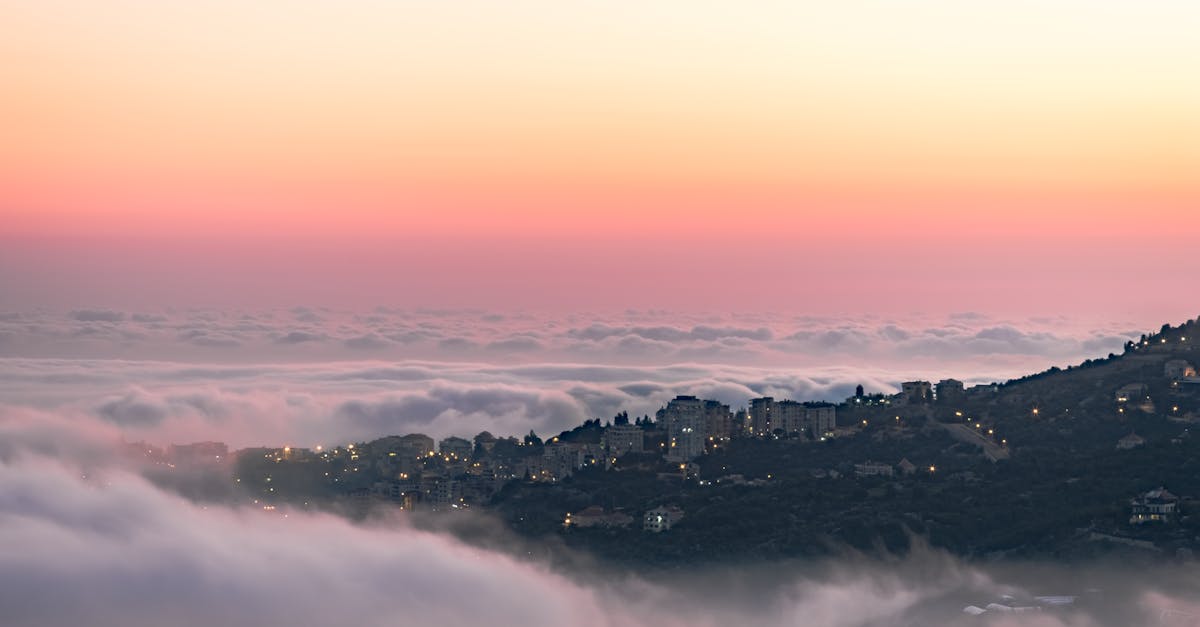 إسرائيل تدمر مواقع لحزب الله في جنوب لبنان