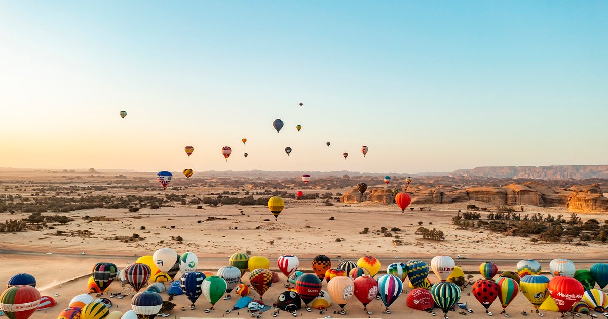 رحلات المنطاد في العُلا: تجربة سياحية فريدة