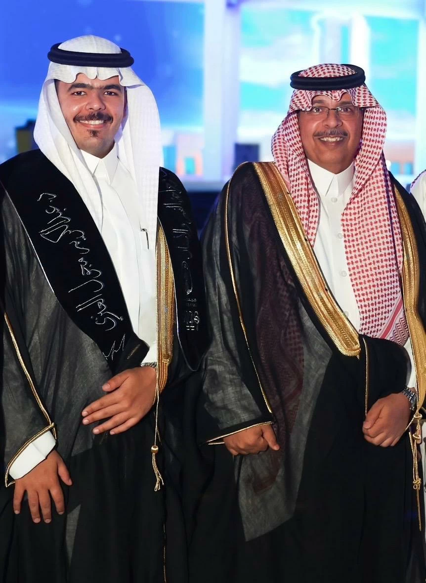 تخرج عبدالكريم العنزي من جامعة حائل في طب الأسنان