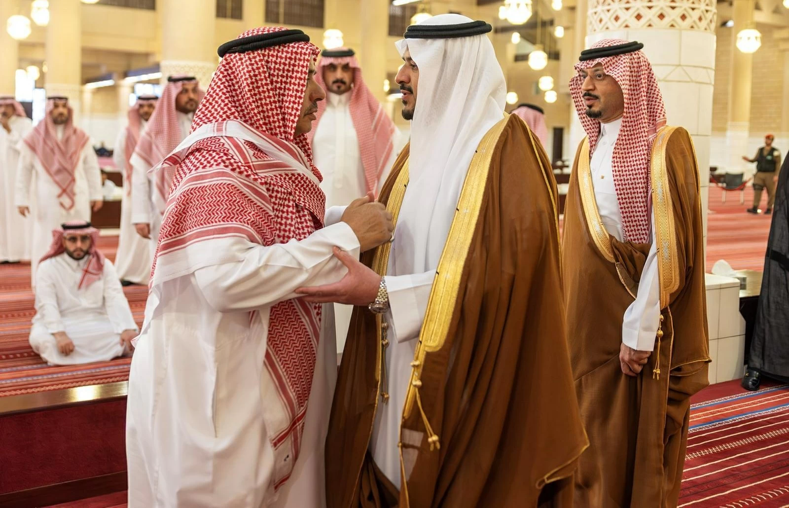 الأمير محمد بن عبدالرحمن يؤدي صلاة الميت على الأميرة فوزية