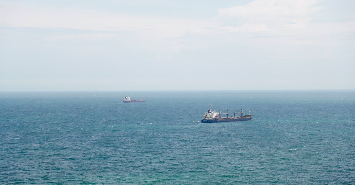 تأثير التوترات في مضيق هرمز على الملاحة البحرية