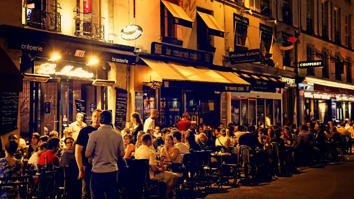 محامي شاب يتحدث عن ضغوط العمل والسعادة الشخصية