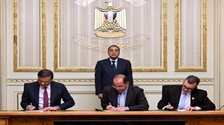 مصر توقع اتفاقيات مالية جديدة لتحسين الاقتصاد