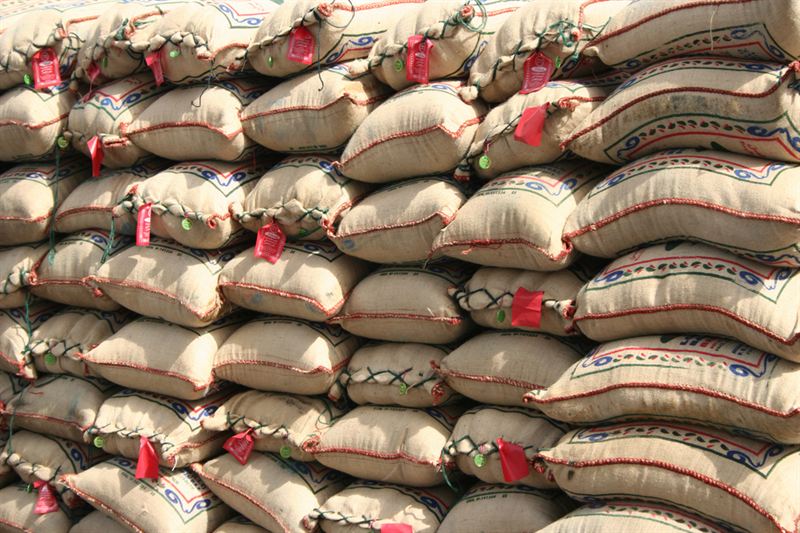 تعزيز توزيع مساعدات الأرز والزيت في إندونيسيا