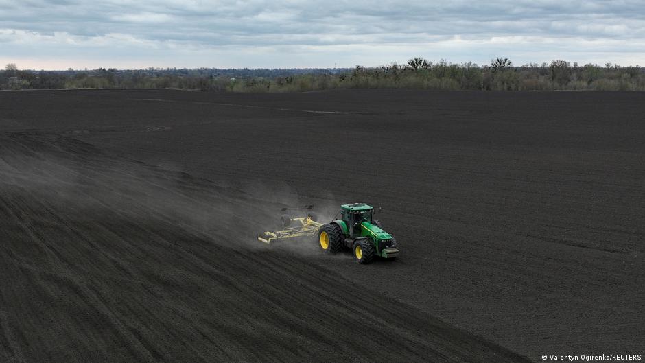 زيلينسكي يتهم إسرائيل بشراء حبوب مسروقة من روسيا