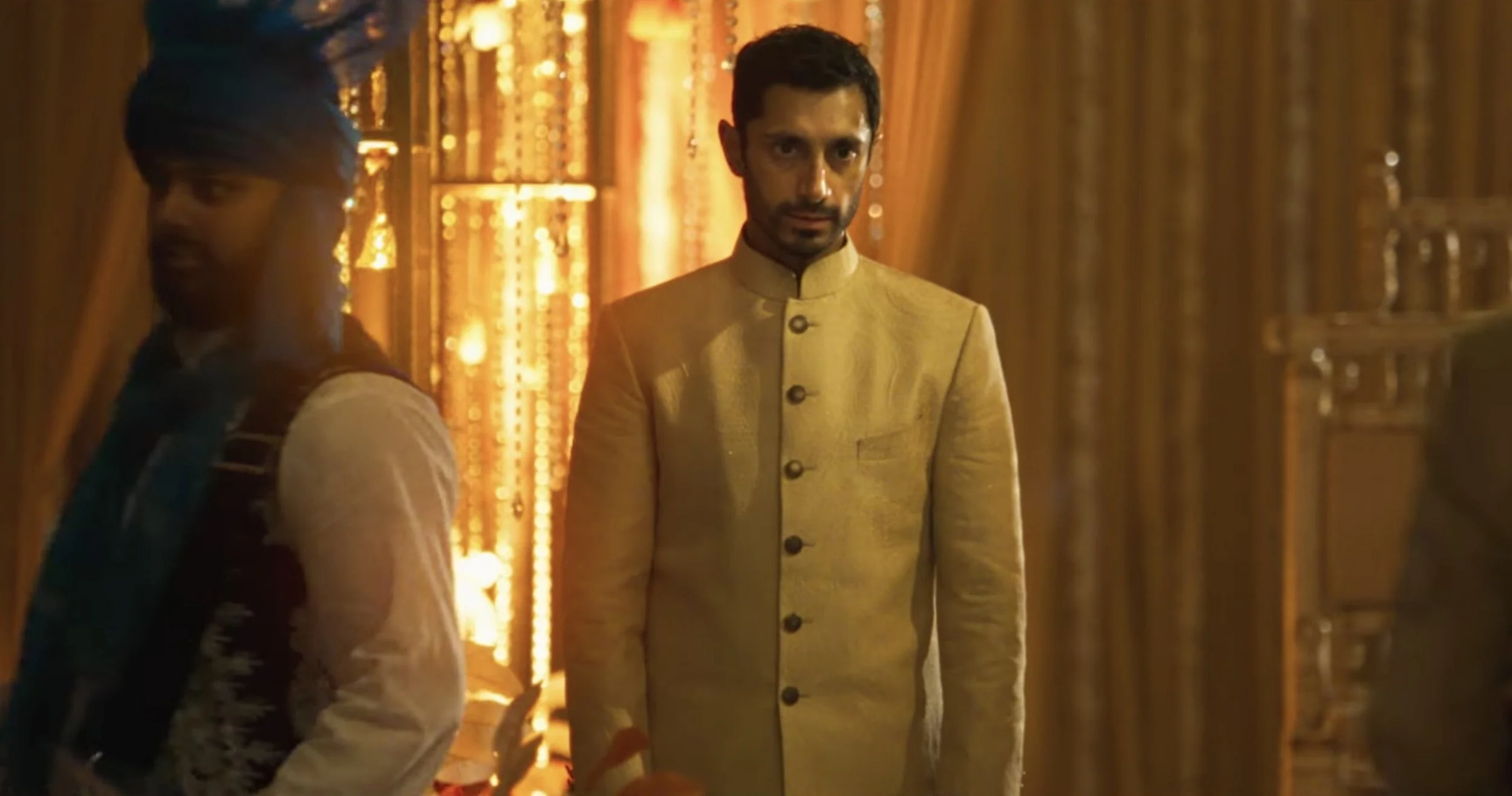 ريز أحمد في هاملت: أداء مميز في مسرحية كلاسيكية