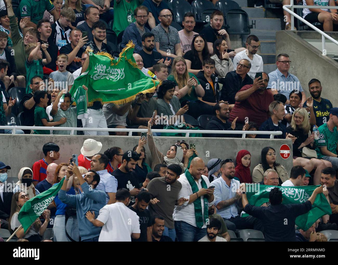 جماهير السعودية تكرم لاعبي منتخب مصر في مباراة ودية