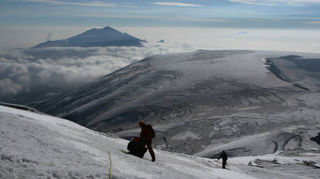 وفاة جيم ويتاكر أول أمريكي يتسلق إيفرست