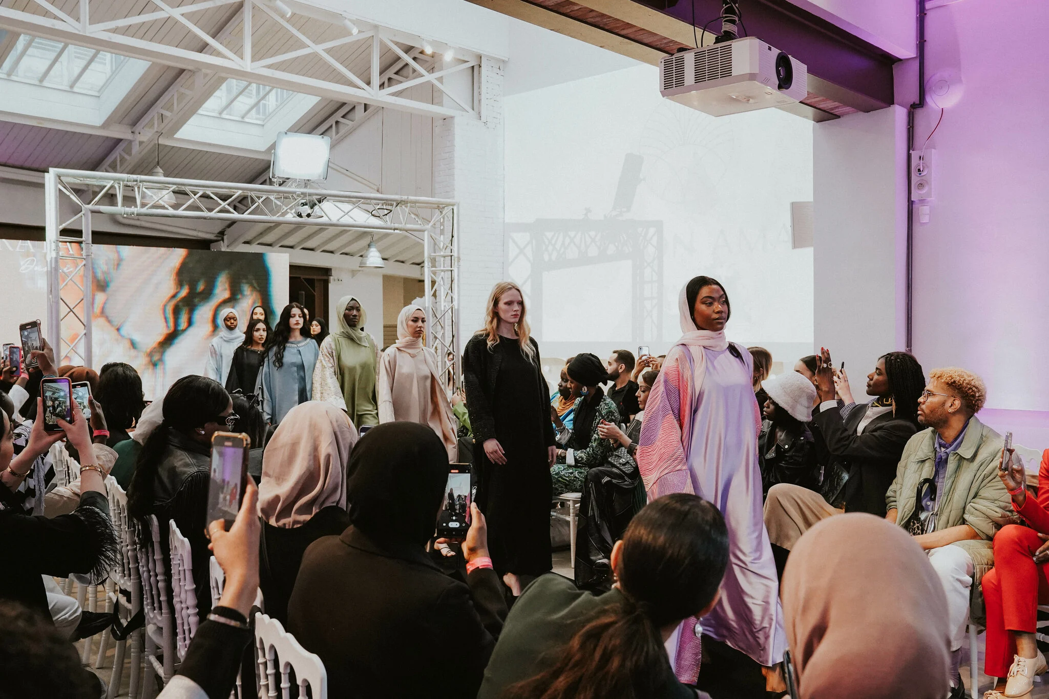 أسبوع الموضة المحتشمة في باريس: تحدي الهوية