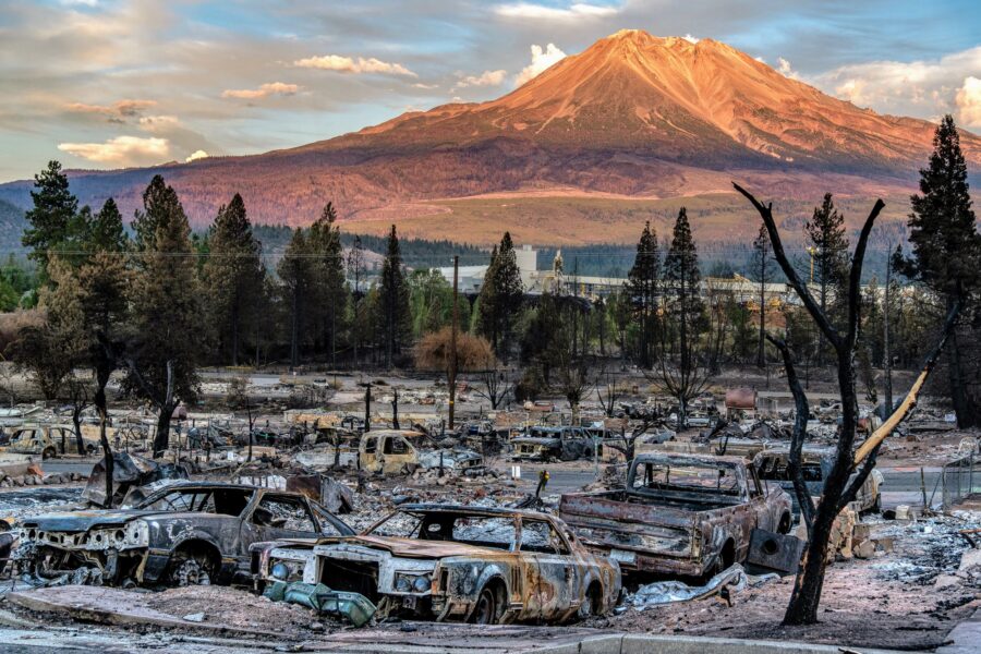 Kebakaran Besar di Pabrik Bersejarah di Inggris