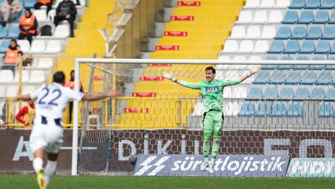 Le gardien de Kasımpaşa marque un but incroyable