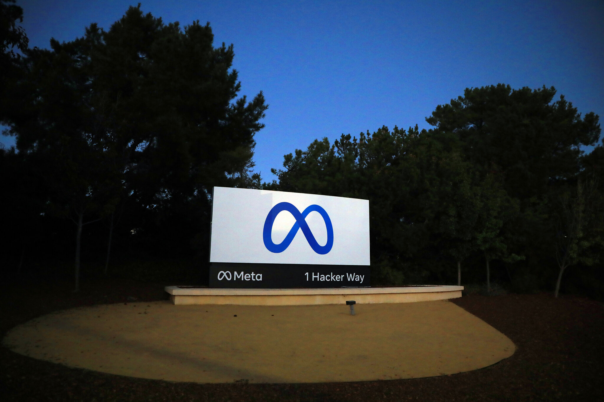 ميتا تمنع أدوات الذكاء الاصطناعي في التسويق السياسي