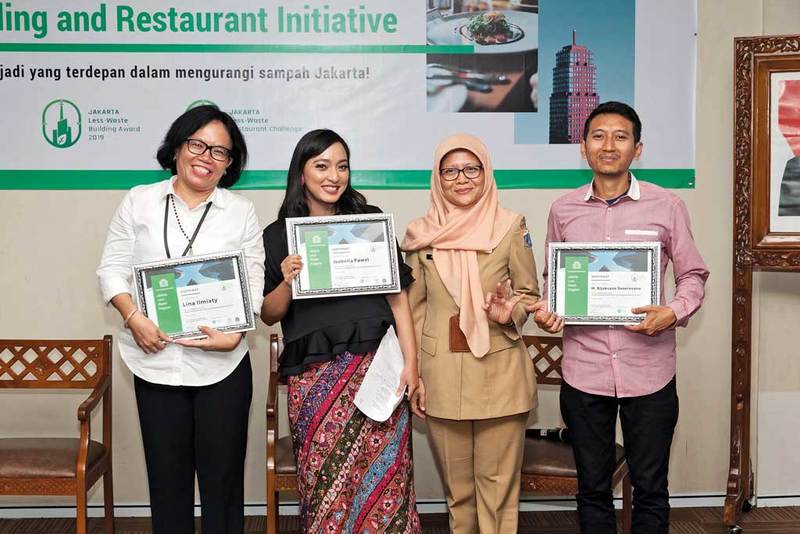 جاكرتا الشرقية تعزز إدارة النفايات بأكياس فصل جديدة