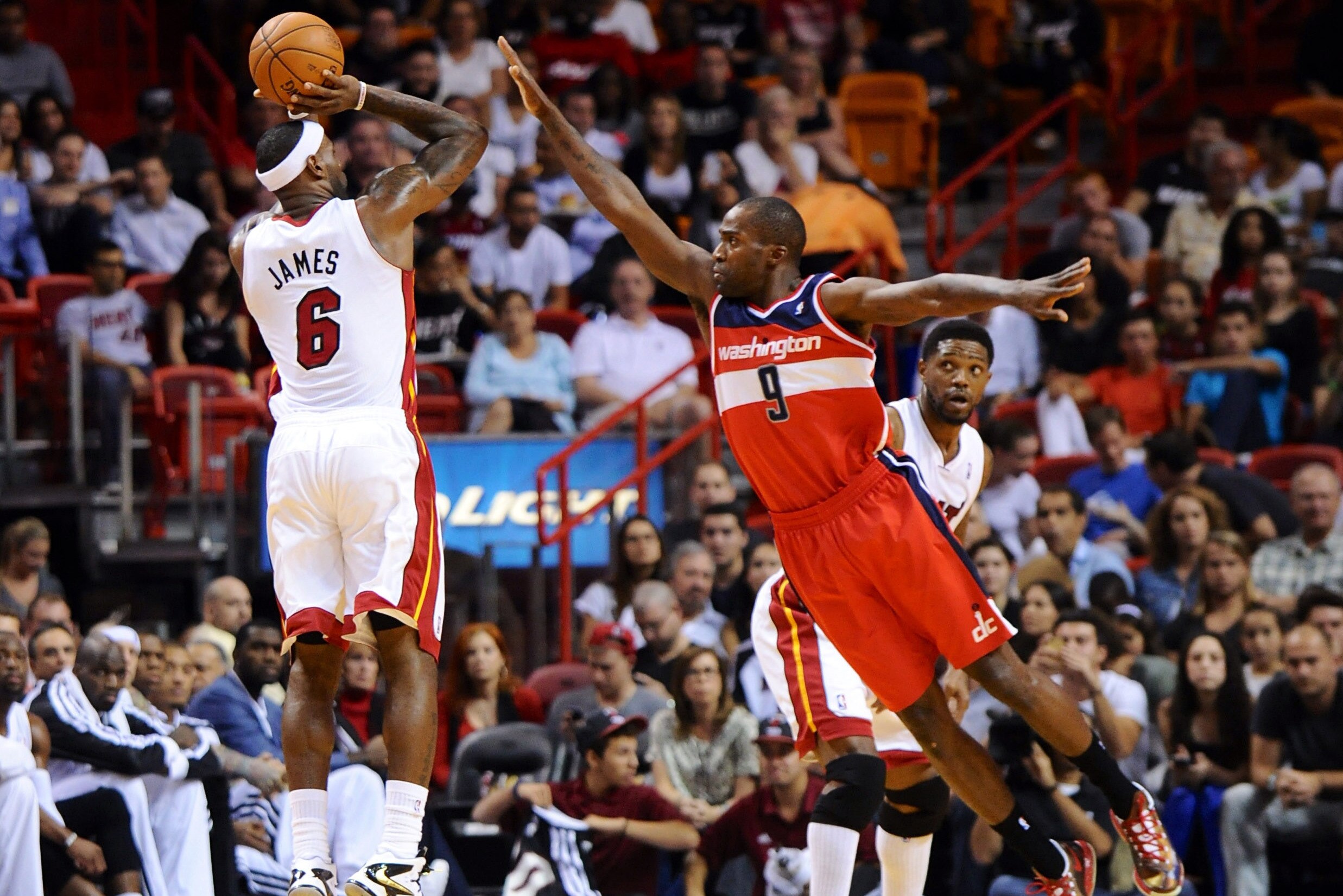 واشنطن وميامي: مواجهة حاسمة في دوري السلة الأمريكي