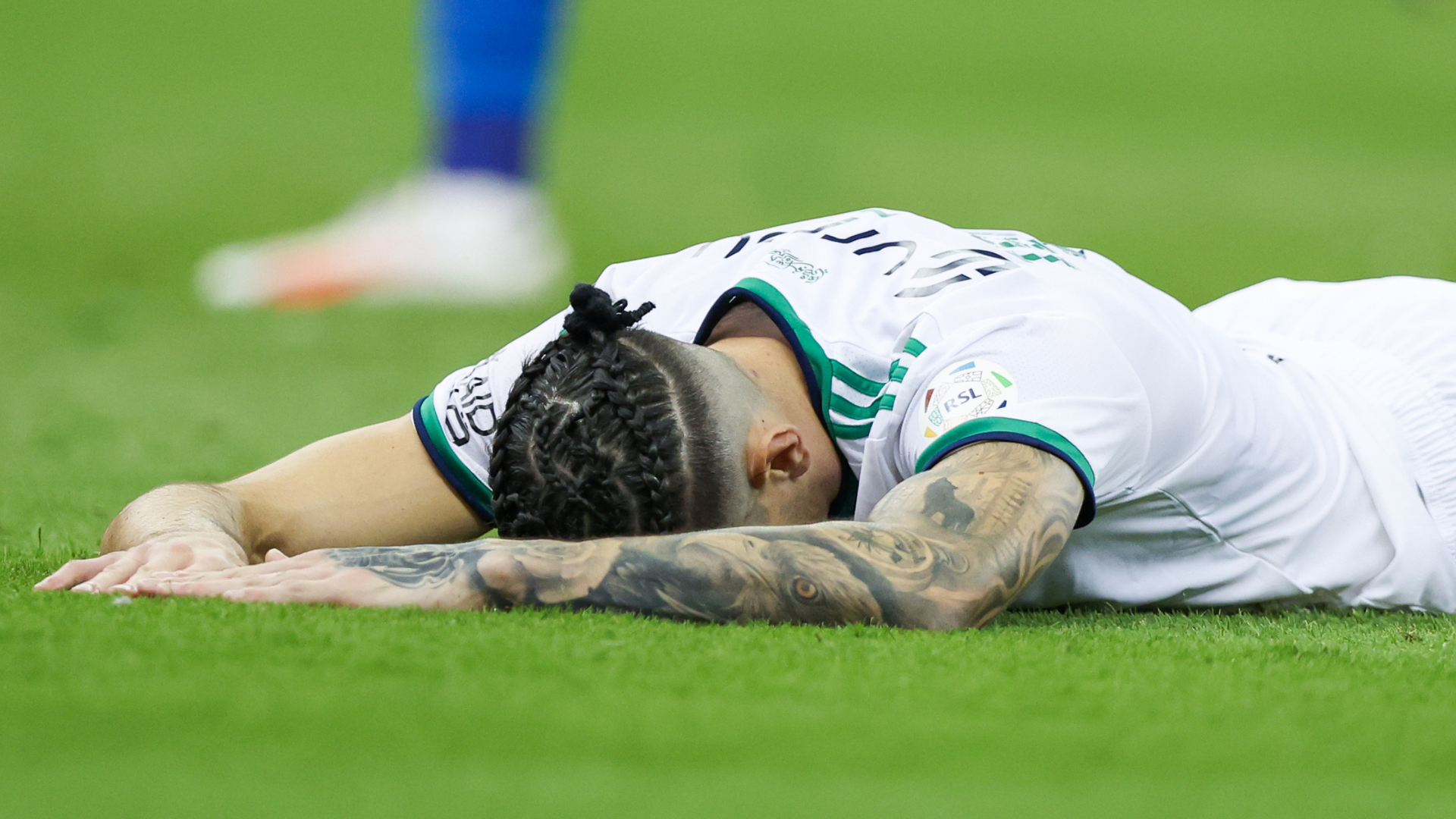 الأهلي يعبر عن استيائه من التحكيم بعد التعادل مع الفيحاء