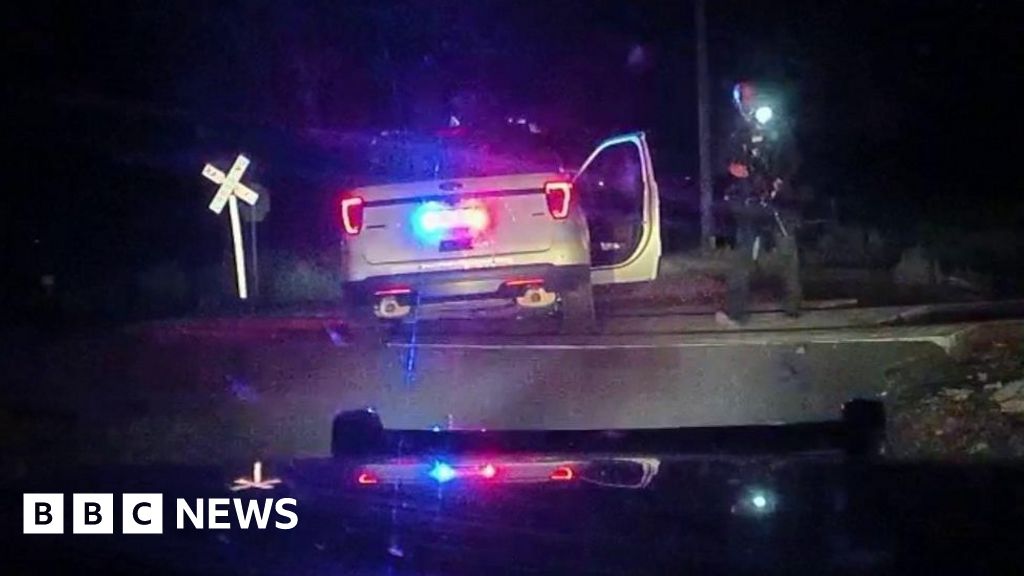 امرأة تهرب من سيارة الشرطة مقيدة الأيدي