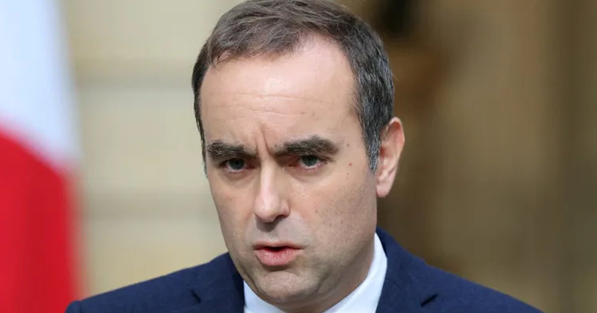 French Government Faces Challenges Despite Majority Absence