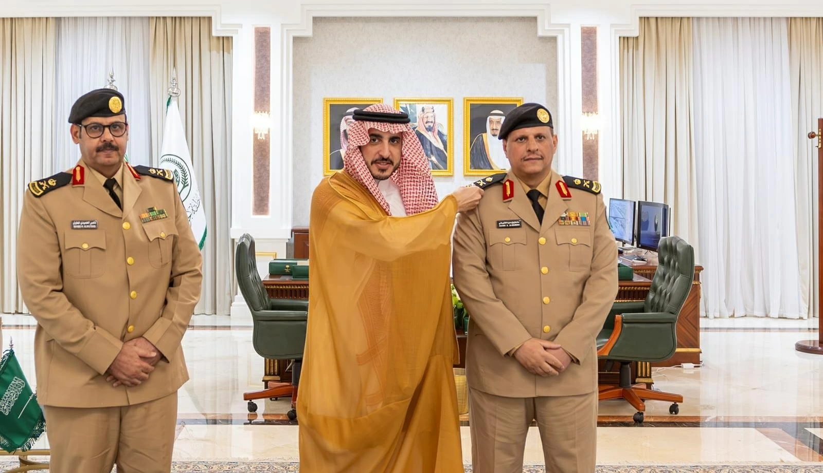 Le prince de Jouf décerne un nouveau grade au général Al-Shahrani