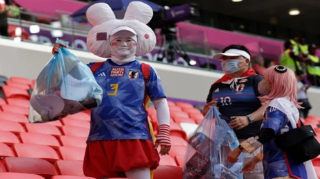 جماهير اليابان وتنظيف مدرجات الملاعب بعد المباريات