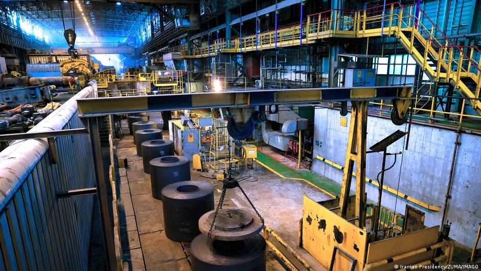ضربات جوية على مصانع الصلب الإيرانية وتأثيراتها الاقتصادية