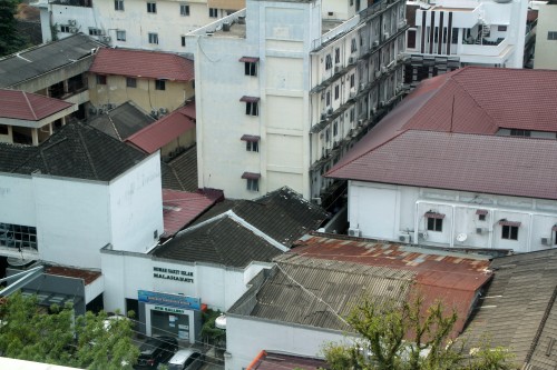 سفينة المستشفى العائمة تقدم خدمات صحية في إندونيسيا