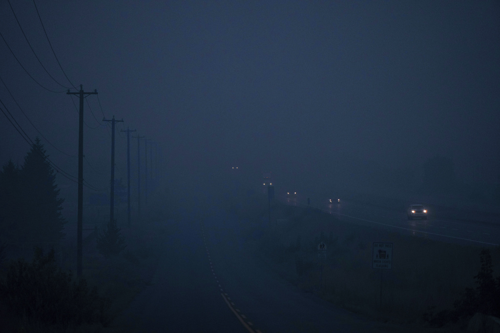 حادثة غريبة: سيارة معلقة على جرف في كولومبيا البريطانية