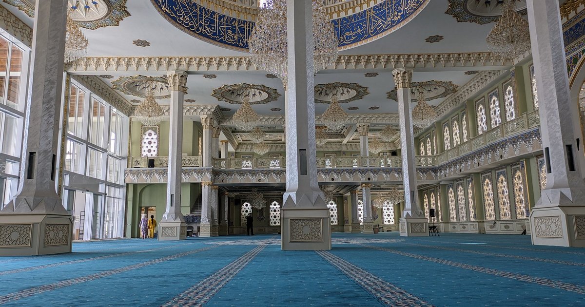 أكثر من 300 ألف مصلٍ في المسجد النبوي