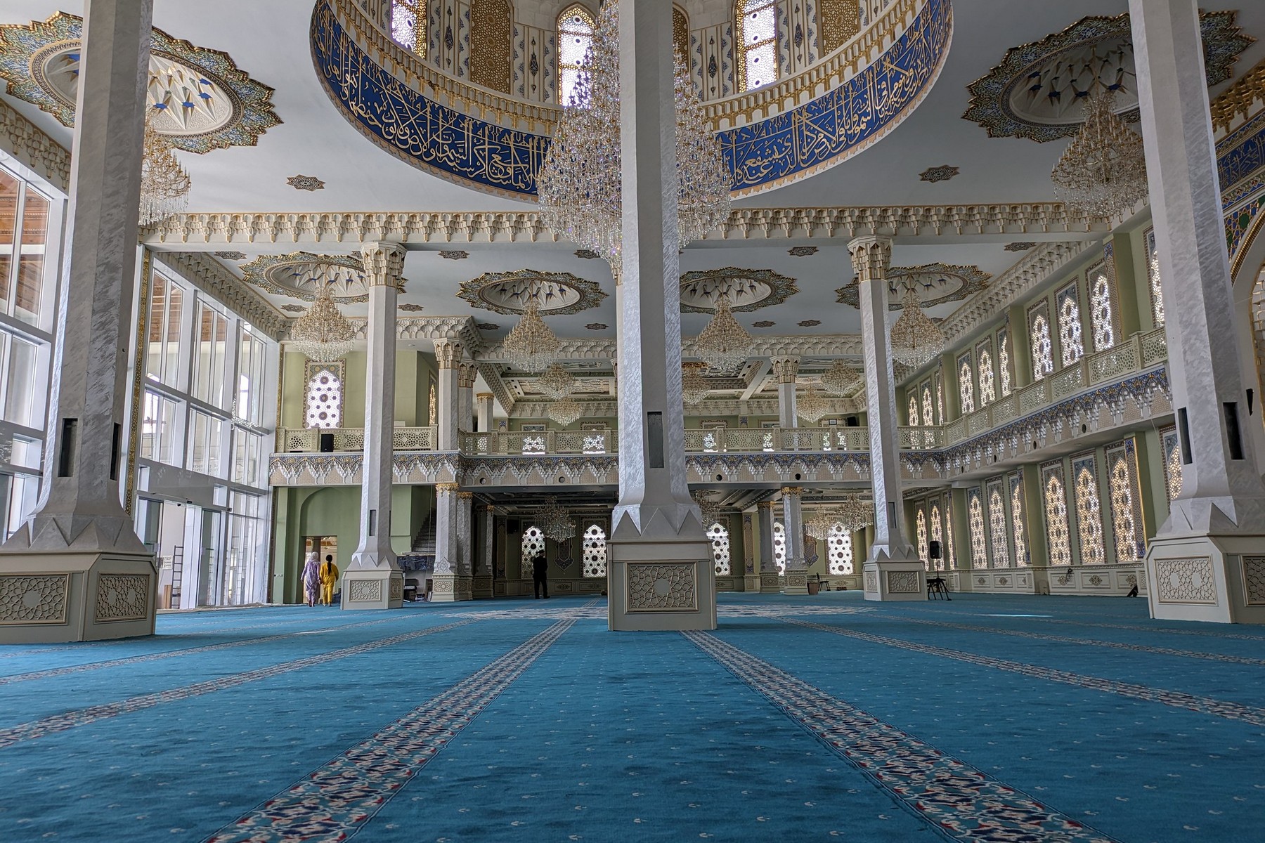 أكثر من 300 ألف مصلٍ في المسجد النبوي