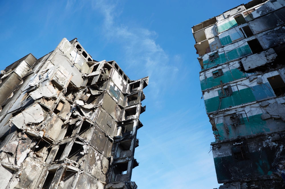 تضرر 6 منازل ونجاة عائلة في حادث مأساوي