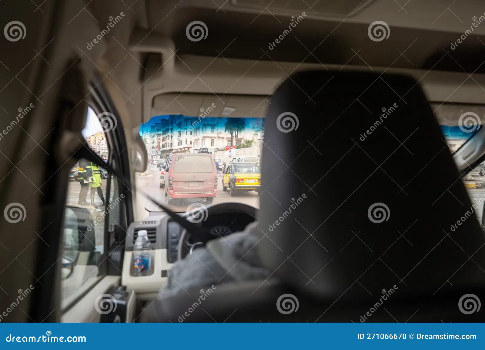 ضبط قائد سيارة يسير عكس الاتجاه في مصر