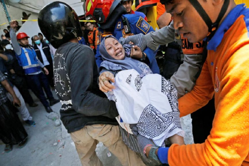 Kirchendach in Indonesien nach Erdbeben eingestürzt