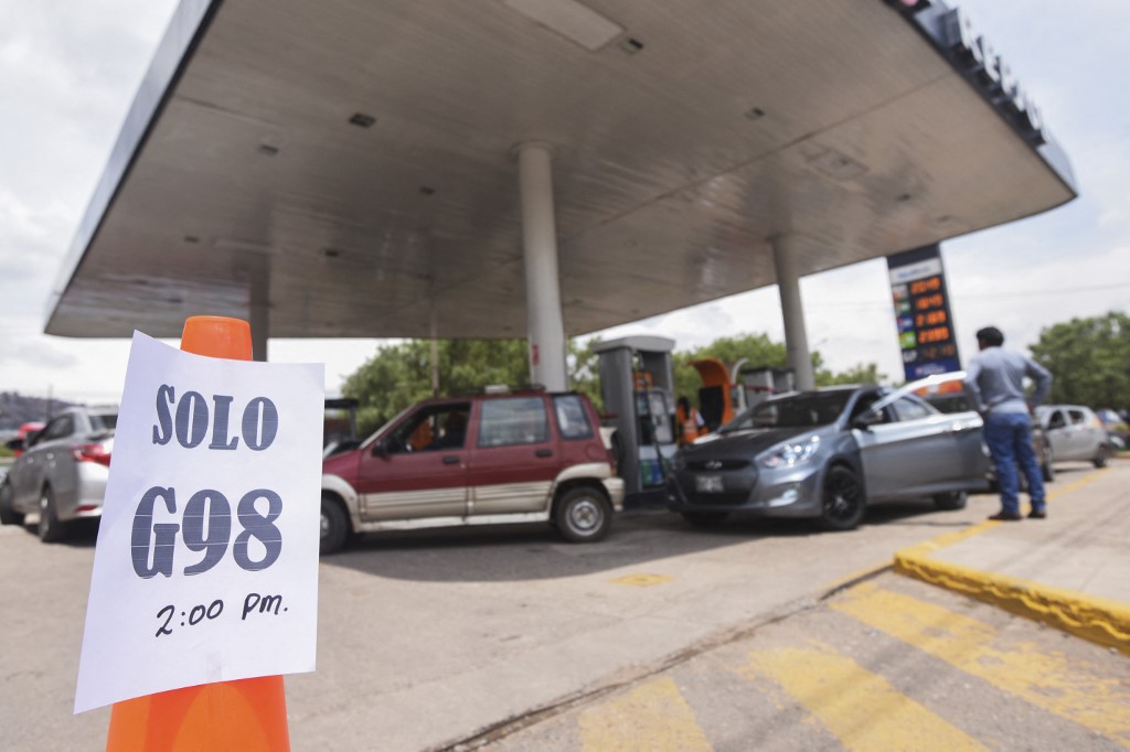 نقص الوقود في بيرو وارتفاع الأسعار العالمية