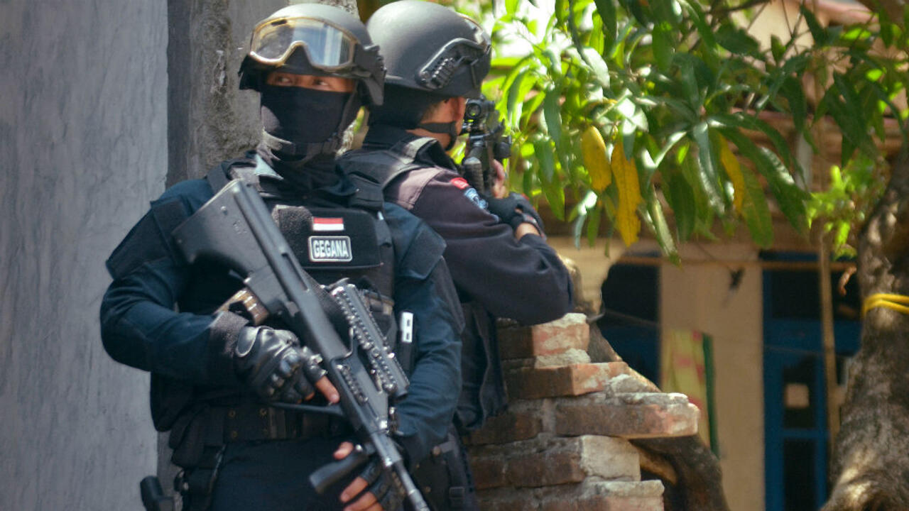 اعتقال ثلاثة أشخاص في إندونيسيا بتهمة الاعتداء الكيميائي