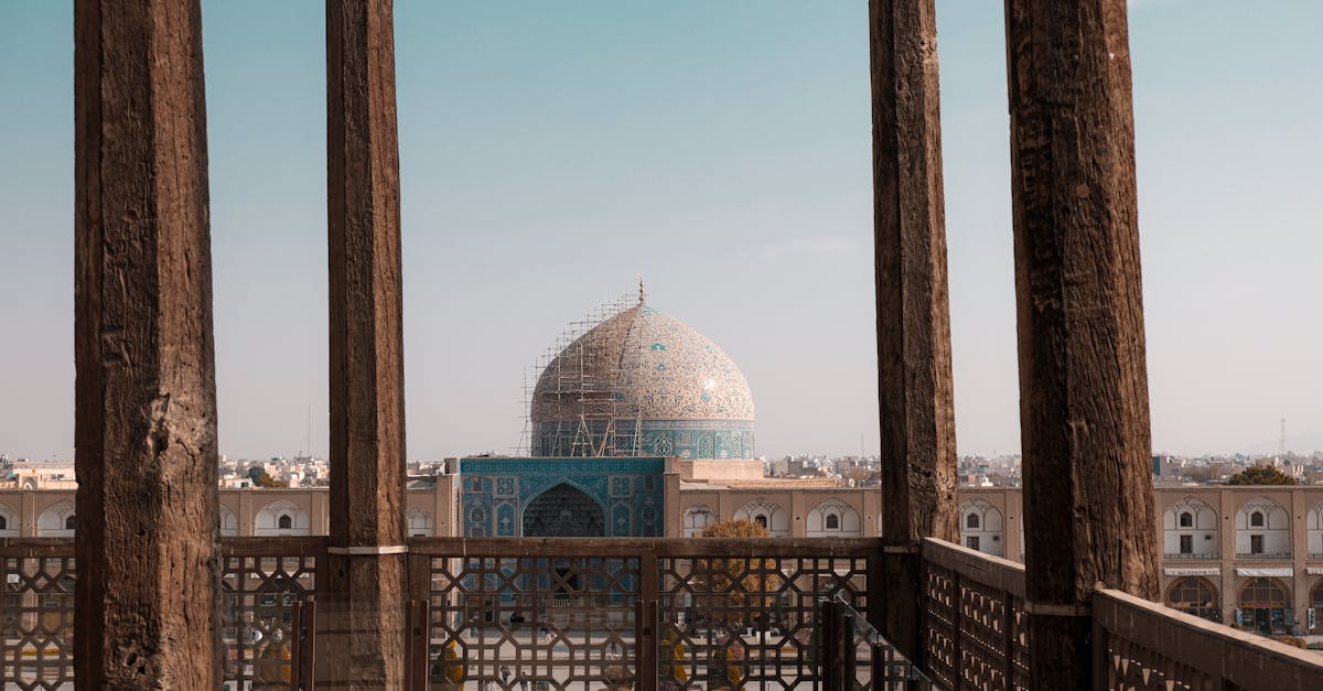 ترامب يهدد بتدمير الجسور الإيرانية