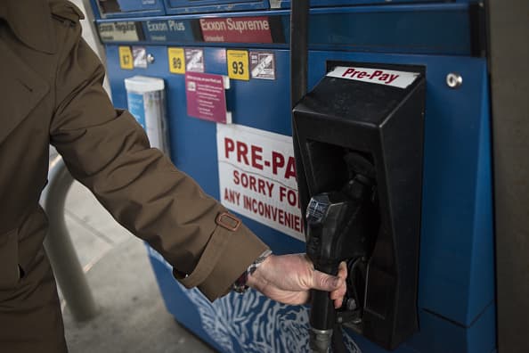 ارتفاع أسعار النفط مع موسم القيادة في الولايات المتحدة