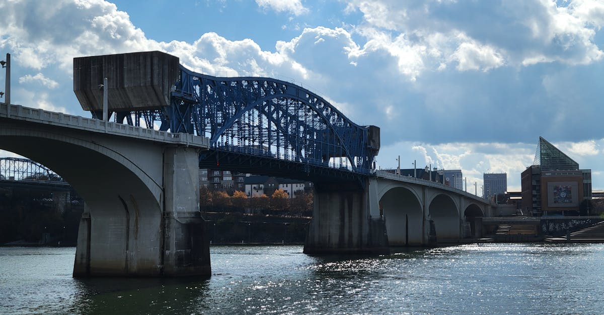 الهجوم الأمريكي الإسرائيلي على جسر في إيران: 13 قتيلاً