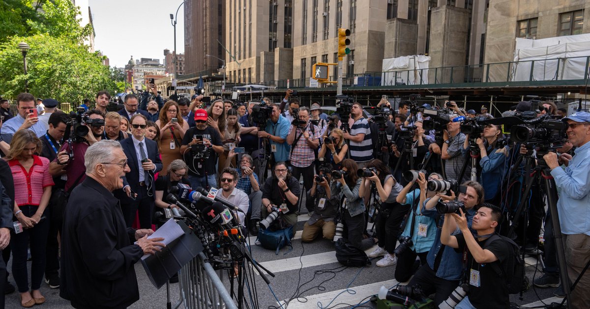 De Niro Calls to Reject Trump at Rally