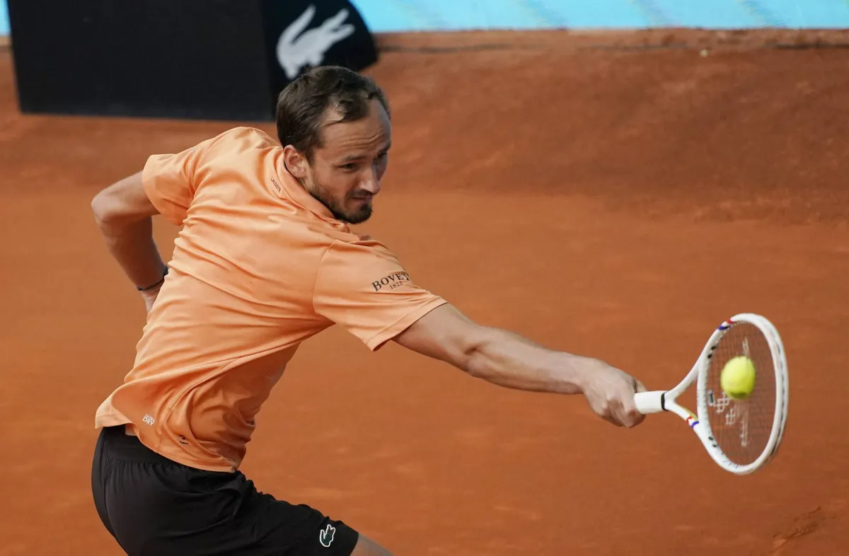 ميدفيديف يتأهل للدور الثالث في مدريد بعد انتصار مثير