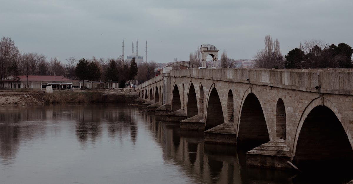 تدمير جسر حيوي يربط طهران وكرج في إيران