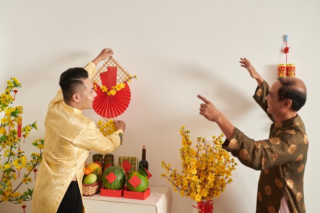 أب يواجه قراراً صعباً بشأن مساعدة ابنه في شراء منزل