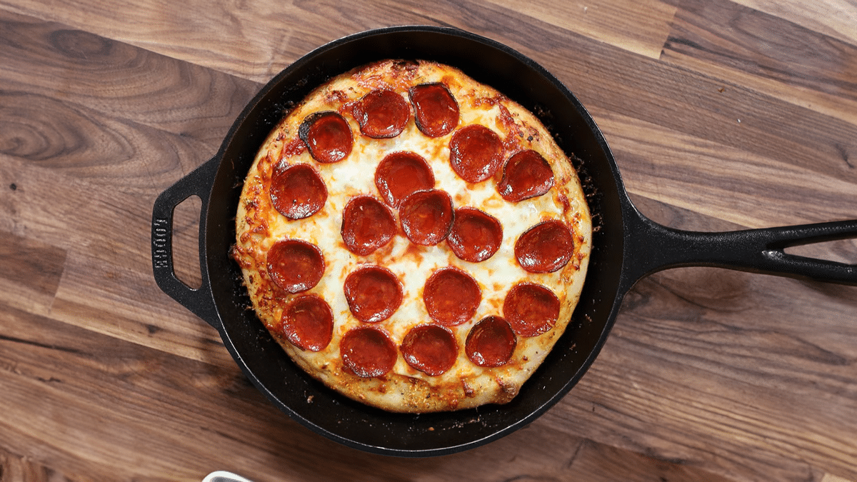 تحضير بيتزا الطاسة في 10 دقائق