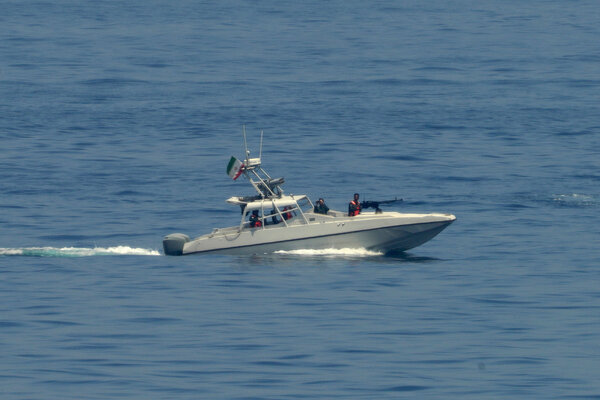 تأثير قوارب الكاميكازي الروبوتية على إيران في مضيق هرمز