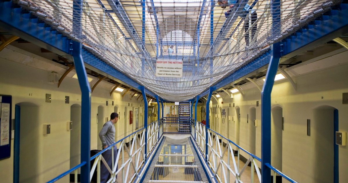 خدمات دفع للإفراج المبكر عن السجناء