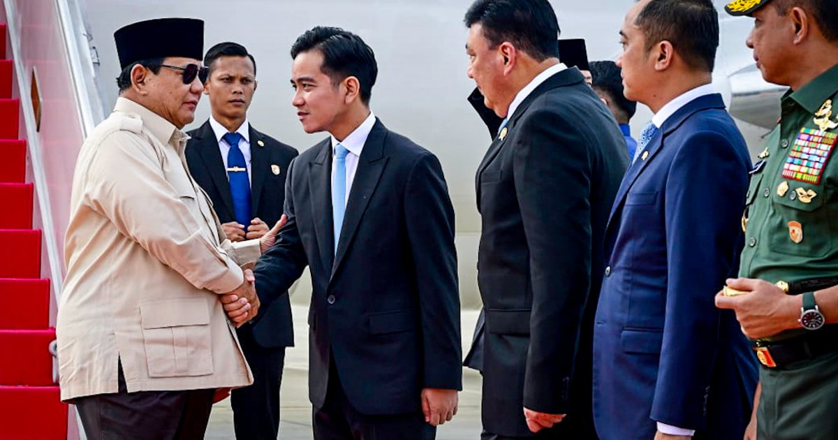 Indonesian President Kisses Child at Soldier's Memorial