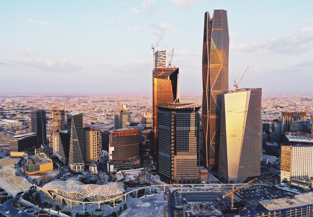 الملك سلمان يؤكد: رؤية 2030 تقود المملكة نحو مستقبل مشرق