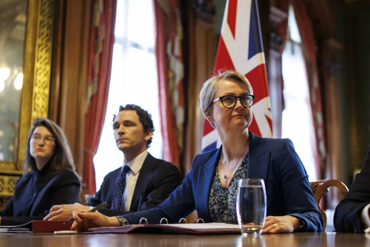 بريطانيا تؤكد ضرورة إعادة فتح مضيق هرمز