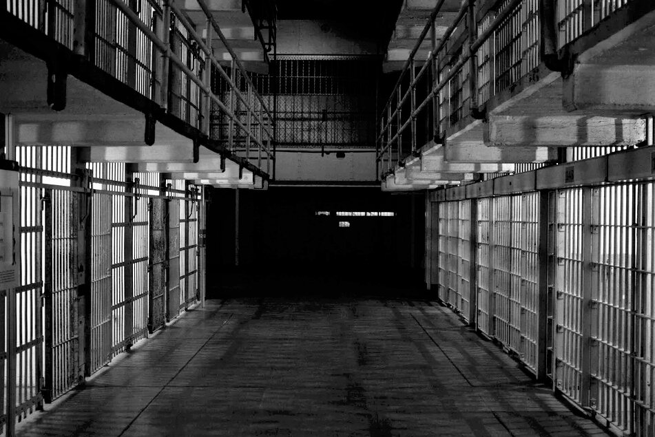 رفاهية السجناء الأثرياء وتأثيرها على العدالة