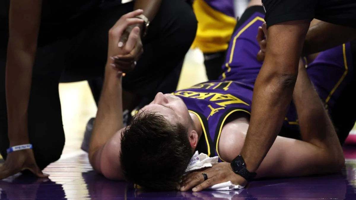 Absence d'Austin Reeves impacte les Lakers en playoffs