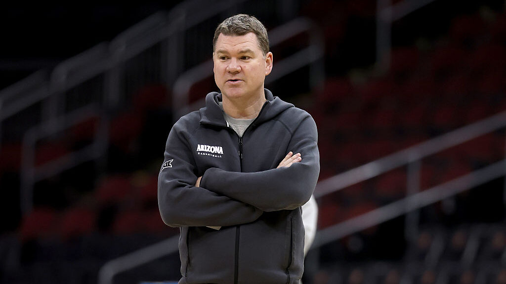 تجديد عقد تومي لويد مع أريزونا لكرة السلة